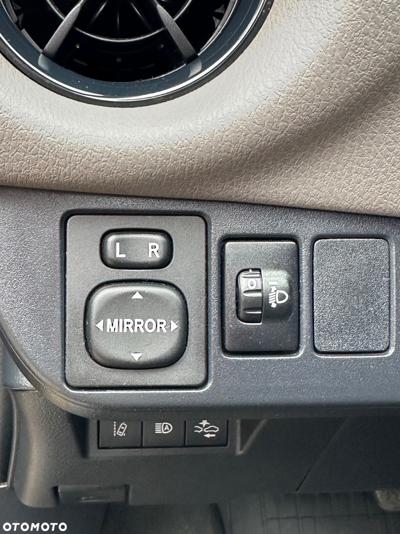 Toyota Yaris Hybrid 100 Selection Platinum - 25