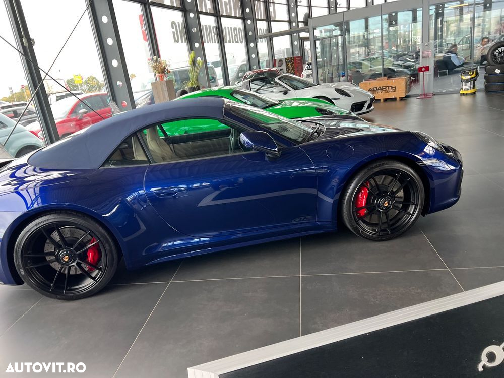Porsche 911 Carrera 4 GTS PDK - 8