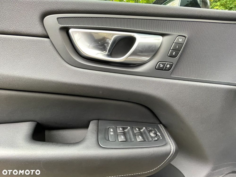 Volvo XC 60 B4 D AWD Plus Dark - 18