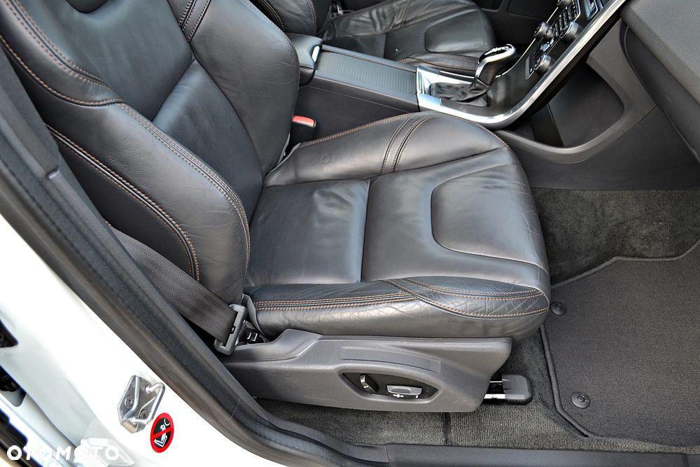 Volvo XC 60 D5 AWD Geartronic Summum - 32