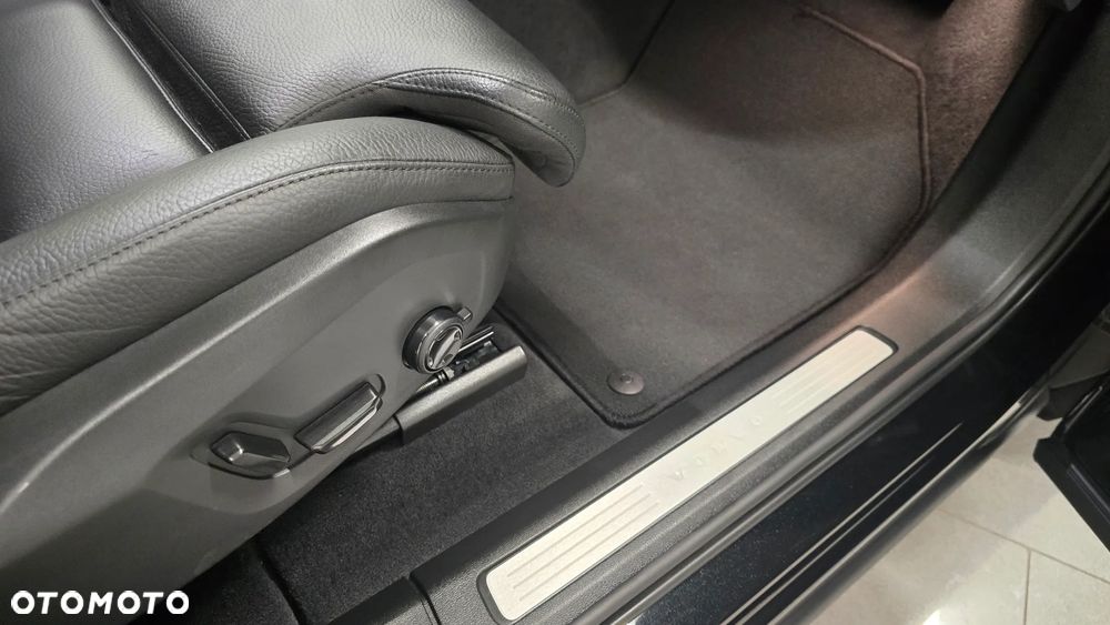 Volvo XC 60 B4 D AWD Plus Dark - 20