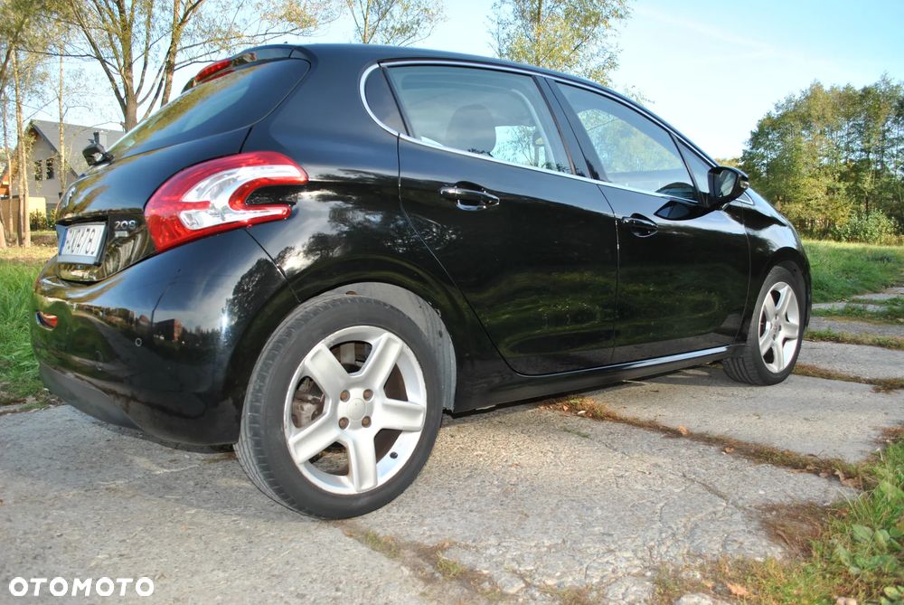 Peugeot 208 2012 photo 3