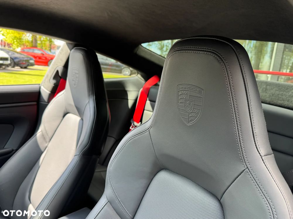 Porsche 911 Carrera T-Hybrid 4 GTS - 16