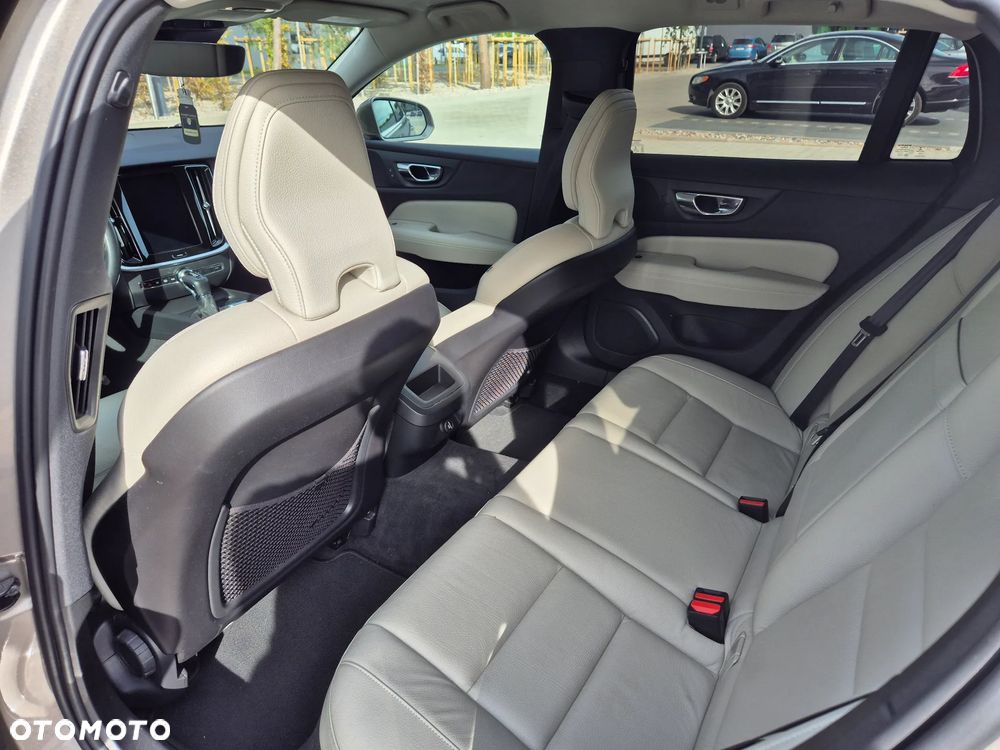 Volvo V60 T4 Momentum Pro - 22