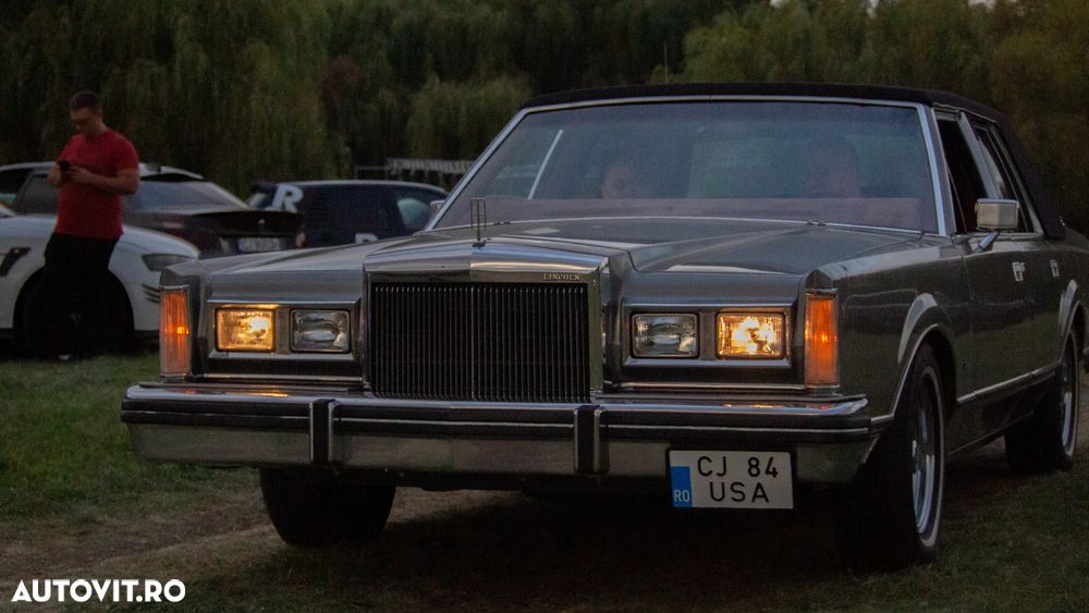 Lincoln Town Car - 1