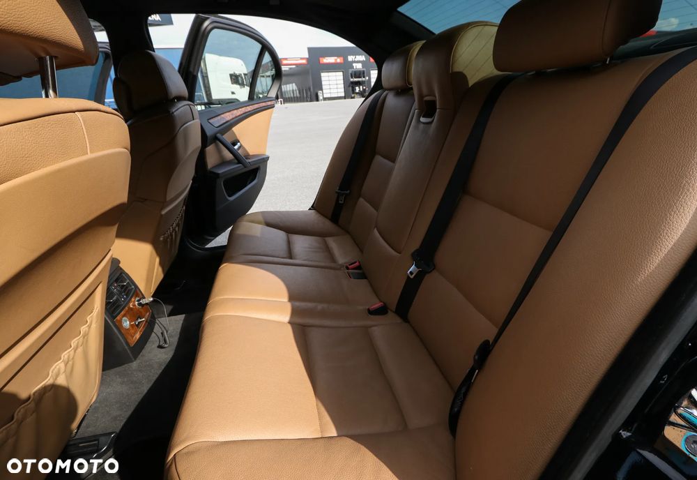 BMW Seria 5 550i - 11