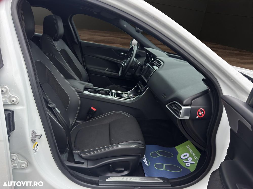 Jaguar XE 2.0 R-Sport - 18