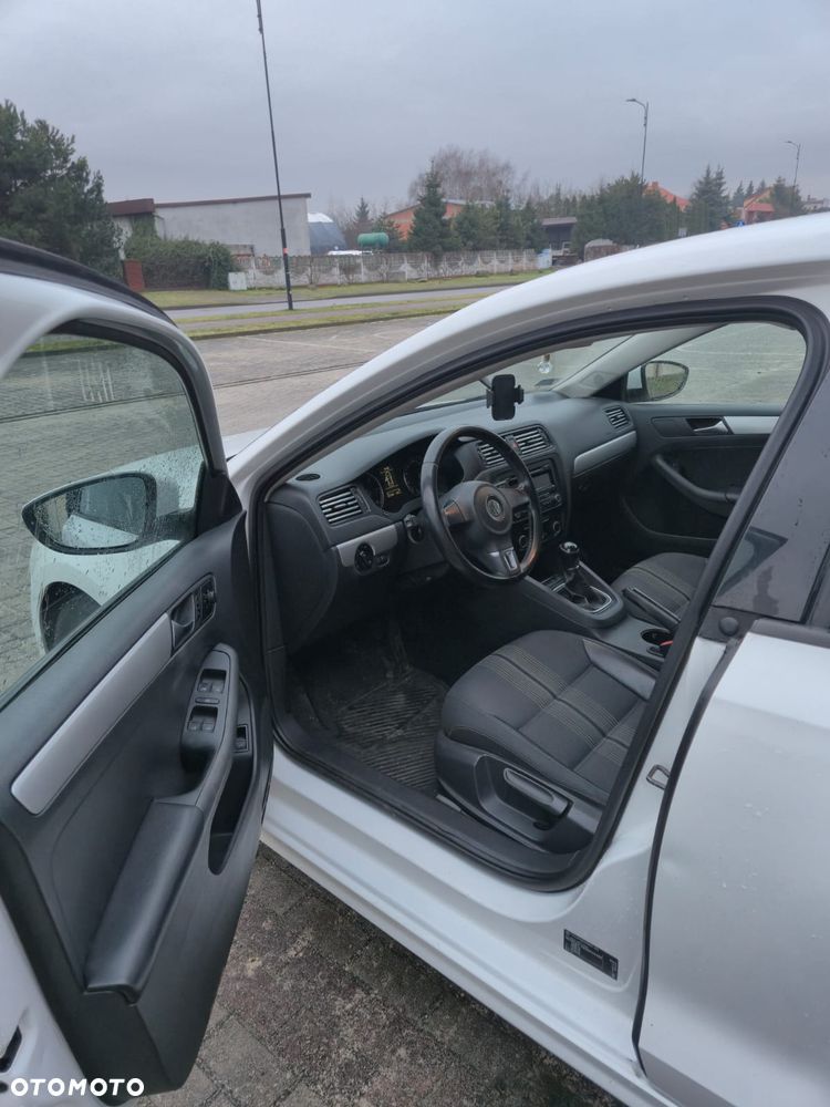 Volkswagen Jetta 1.6 TDI Blue Motion Technology Trendline - 8