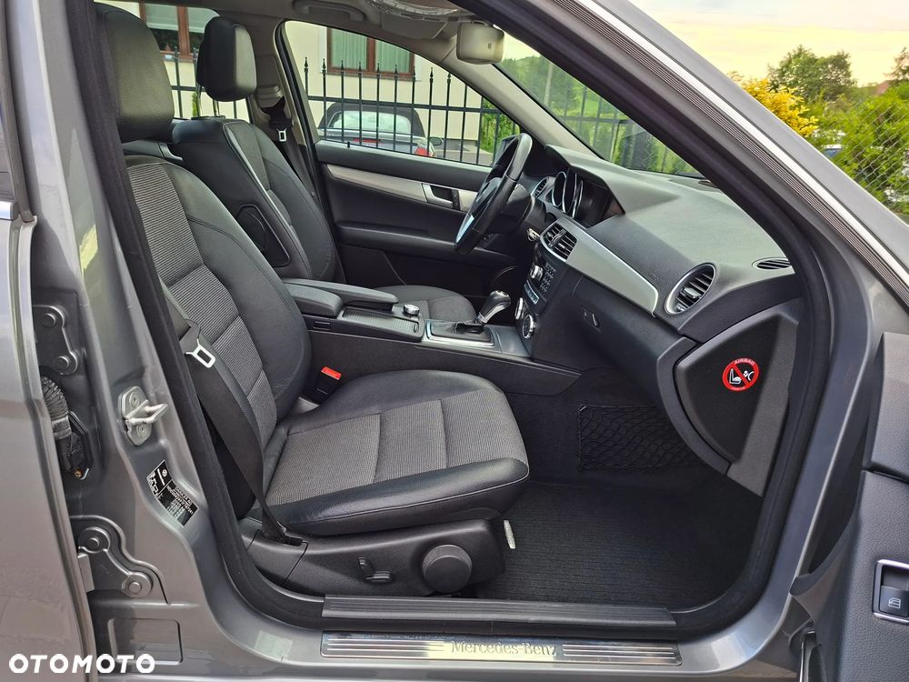 Mercedes-Benz Klasa C 180 CGI Automatik BlueEFFICIENCY Avantgarde - 22