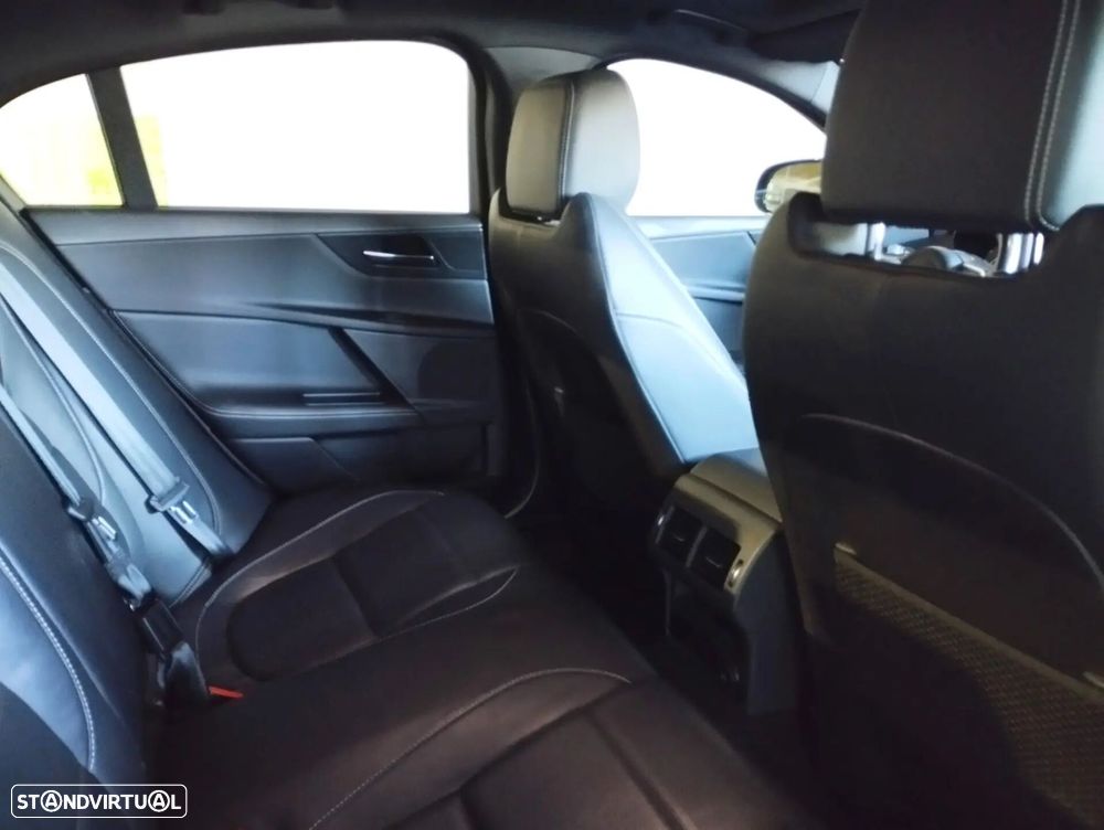 Jaguar XE 2.0 D R-Dynamic SE - 9