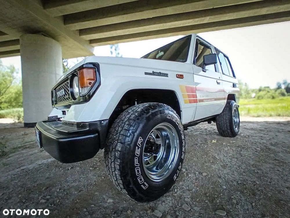 Toyota Land Cruiser - 4