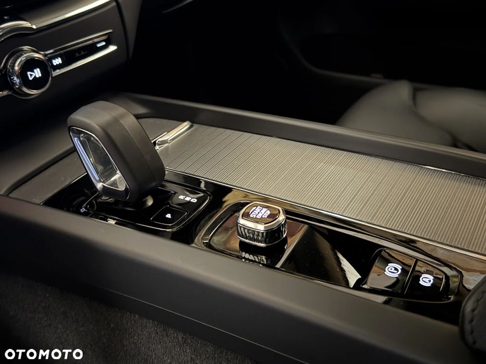 Volvo XC 60 B4 D AWD Plus Dark - 20