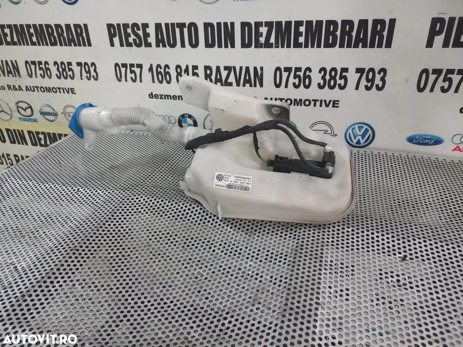 Vas Lichid Parbriz Stropgel Vw T-Roc Cod 2GAD Dezmembrez Vw T-Roc - Dezmembrari Arad - 3