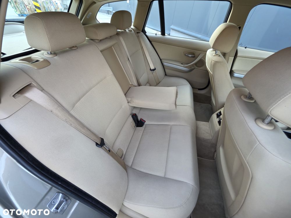 BMW Seria 3 318i - 25