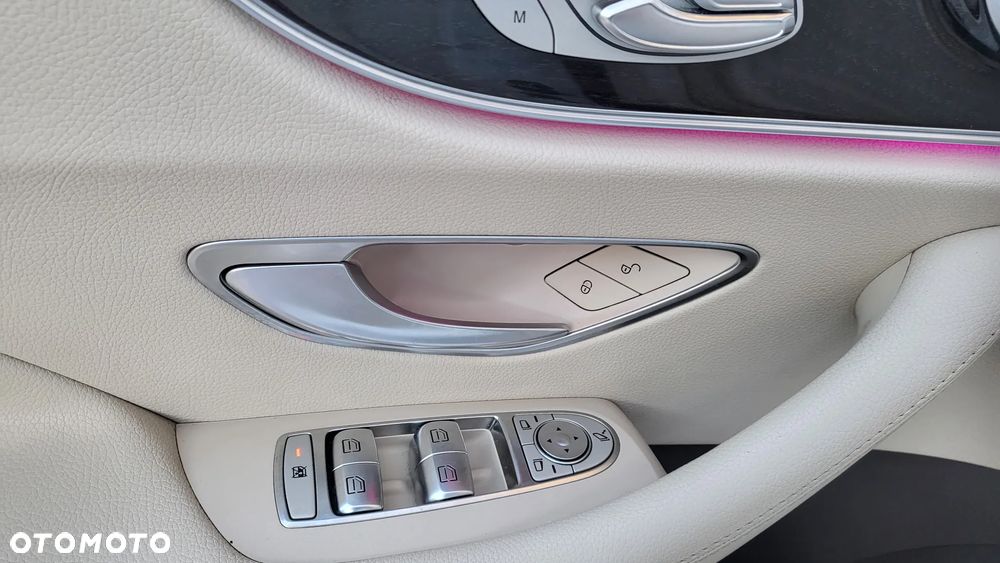 Mercedes-Benz Klasa E 400 4-Matic 9G-TRONIC - 22