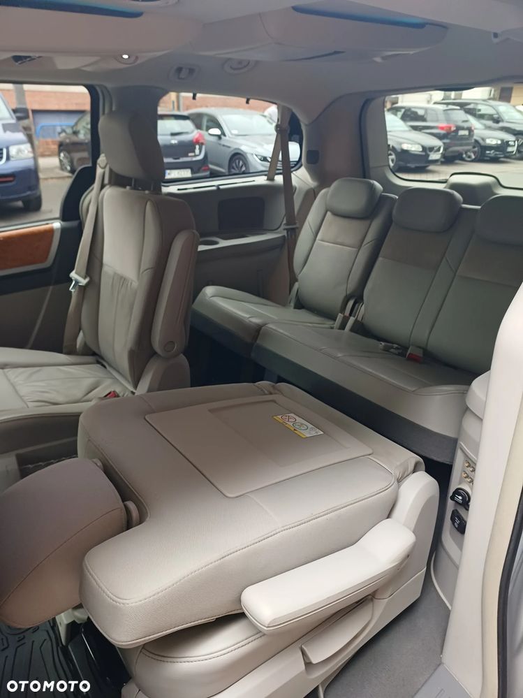 Chrysler Town & Country - 10