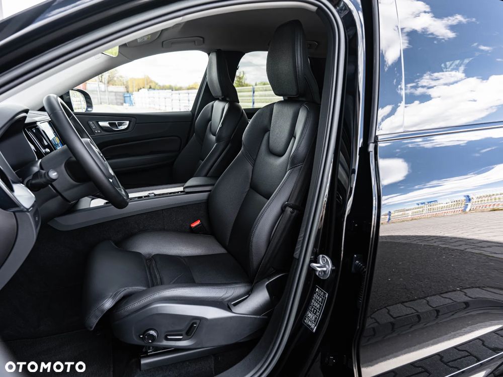 Volvo XC 60 B4 D Plus Dark - 23