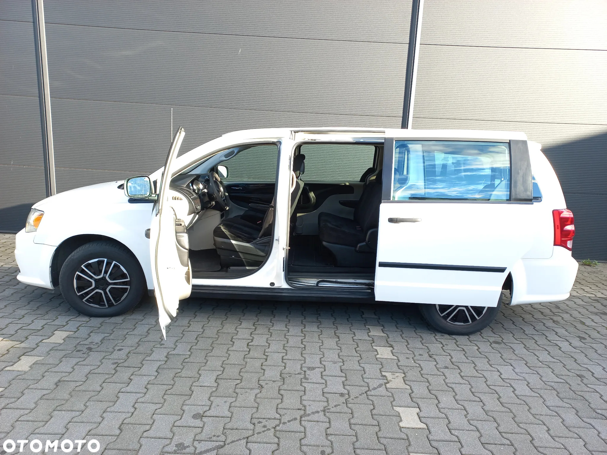 Dodge Grand Caravan - 8