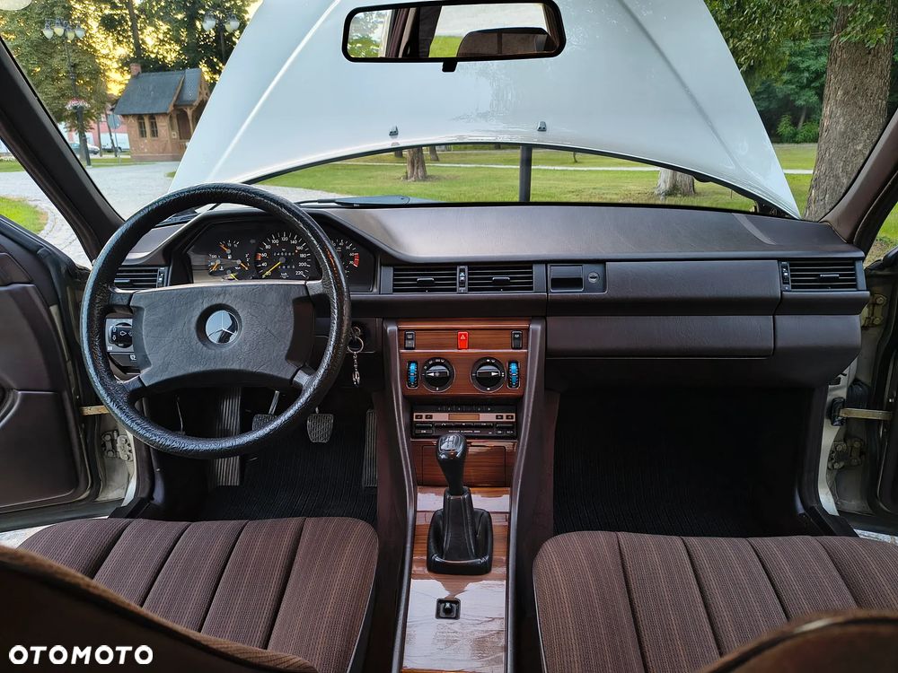 Mercedes-Benz W124 (1984-1993) - 28