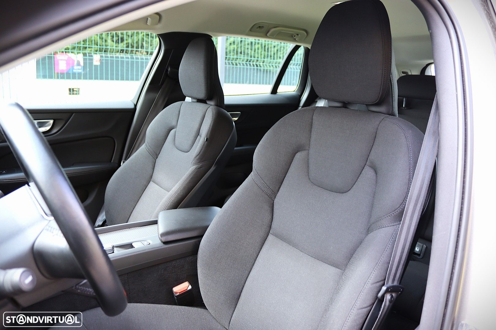 Volvo V60 2.0 B4 Momentum Geartronic - 17