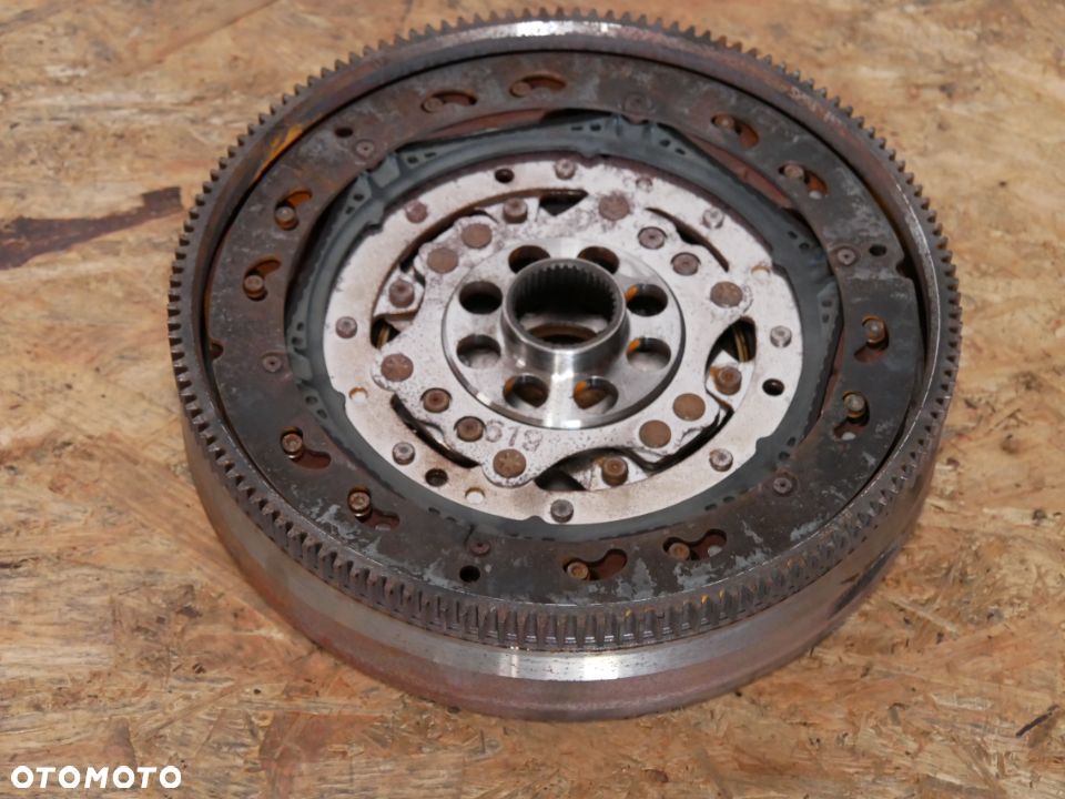 KOŁO DWUMASOWE VW PASSAT B8 2.0 TDI 15' CUA 03N105266E - 1