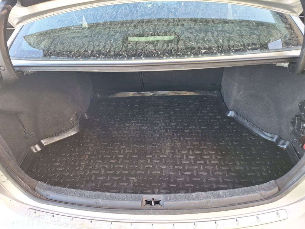 Toyota Avensis 1.8 Luna - 12