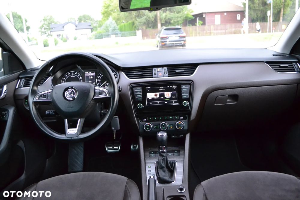 Skoda Octavia Combi 2.0 TDI 4x4 DSG Scout - 31