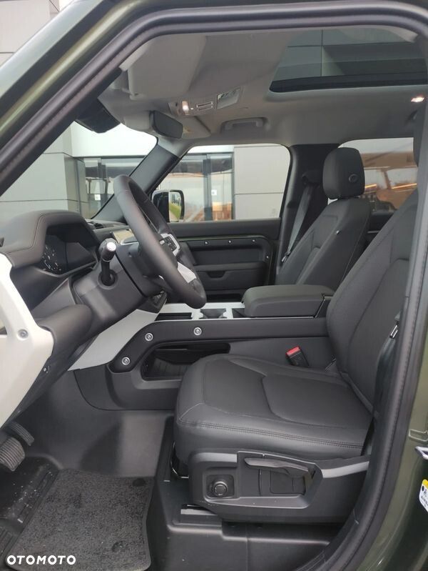 Land Rover Defender - 2