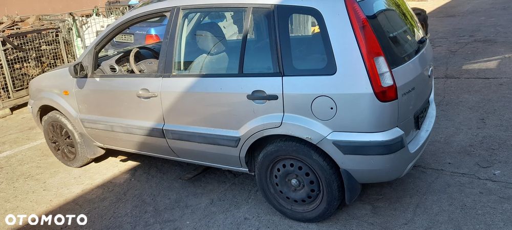 FORD FUSION MK1 ZDERZAK - 2