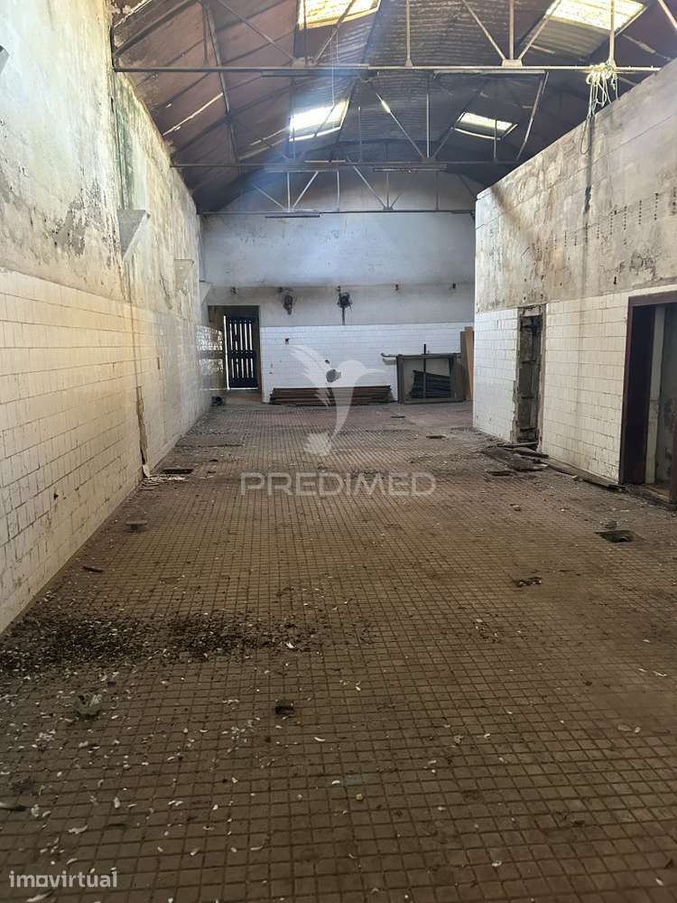 Vende-se Prédio/Armazem devoluto - Grande imagem: 2/8