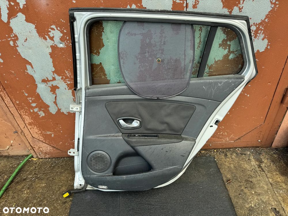 Drzwi prawe Renault Megane III KOMBI tył OE - 6