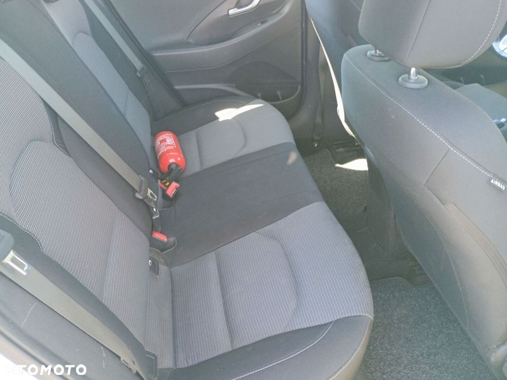 Hyundai i30 1.6 D Classic + - 12