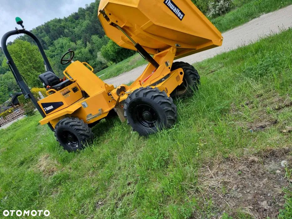 Thwaites MACH 573. Wozidło Budowlane-Rolnicze. Wózek z Obrotową Kolebą. 3 tony ładowność. 4x4. Silnik 3cylindry. Yanmar 36 KM. 1800 mtg. 2015 rok. Jazda 3 prędkości. Maszyna jak Nowa z Norweskiego Gospodarstwa! Ani deka luzów i wycieków! Pełny Oryginał. Hamulce brzytwa. Serwisy w DEKRA. Maszyna Woziła lekkie ładunki. Praktycznie zerowe zużycie. Wielka Okazja. Wszystko w pełnym Oryginale. Opony Oryginał w super stanie! - 1