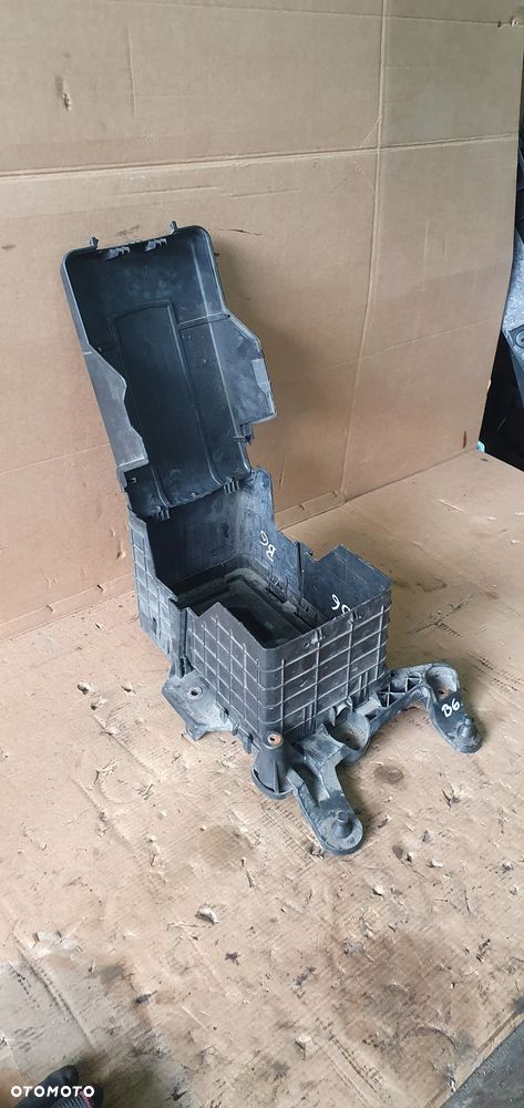 Obudowa podstawa akumulatora VW Passat B6 1K0915443A 1K0915333C 1K0915335C 1K0915336B - 2