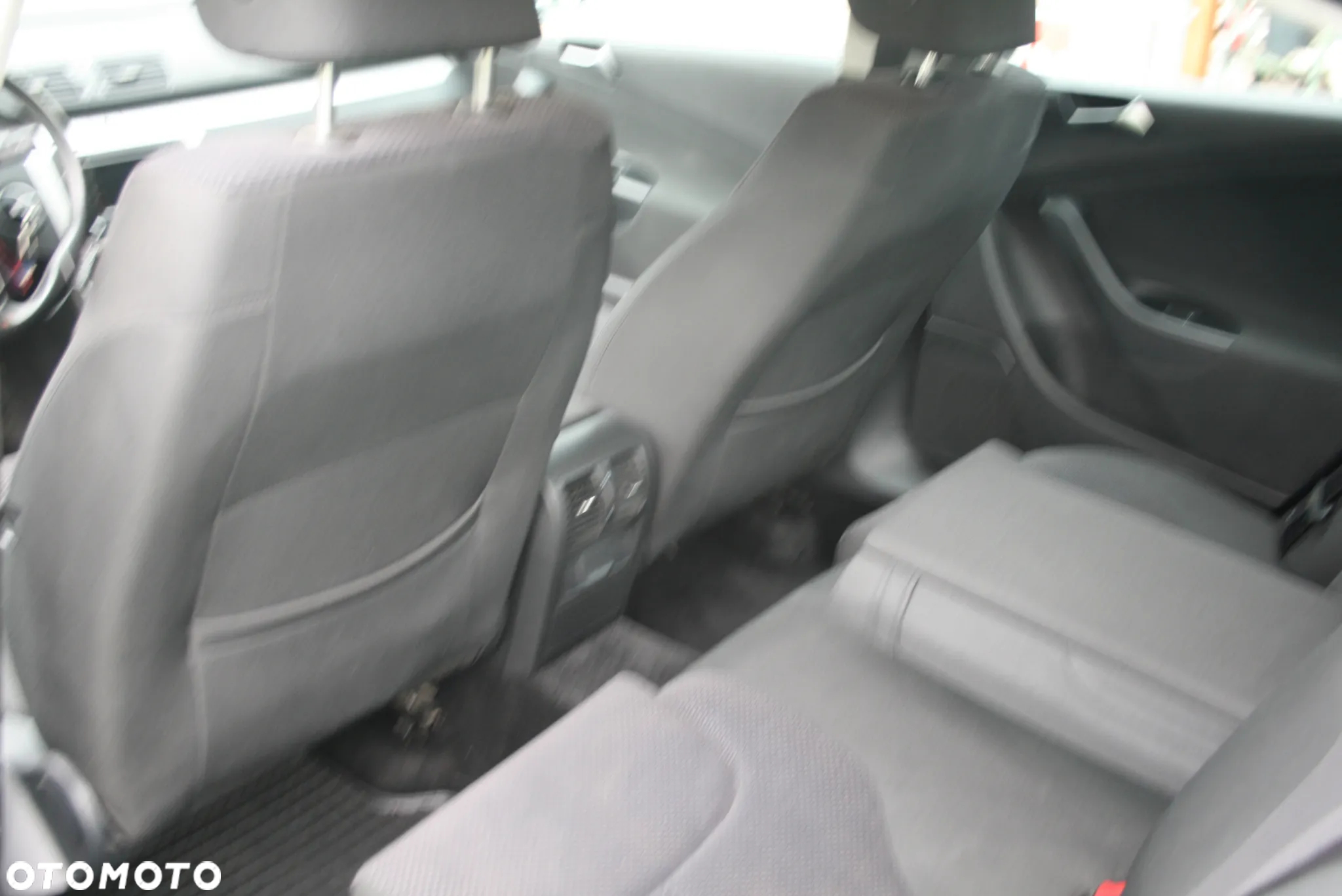 Volkswagen Passat 1.6 TDI BlueMotion Technology Comfortline - 14