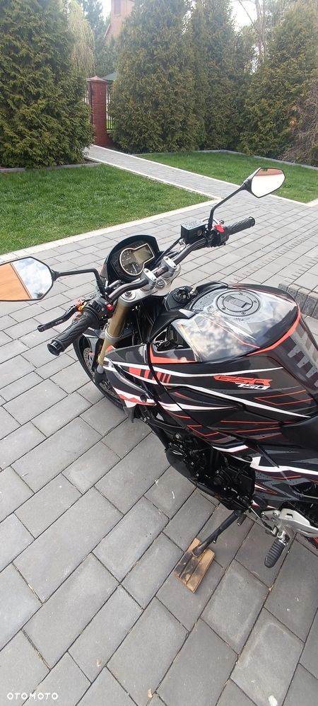 Suzuki GSR - 23