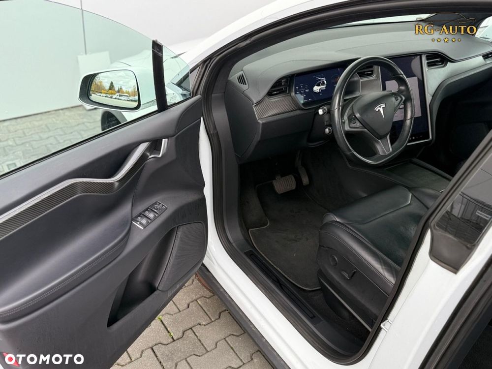 Tesla Model X - 25