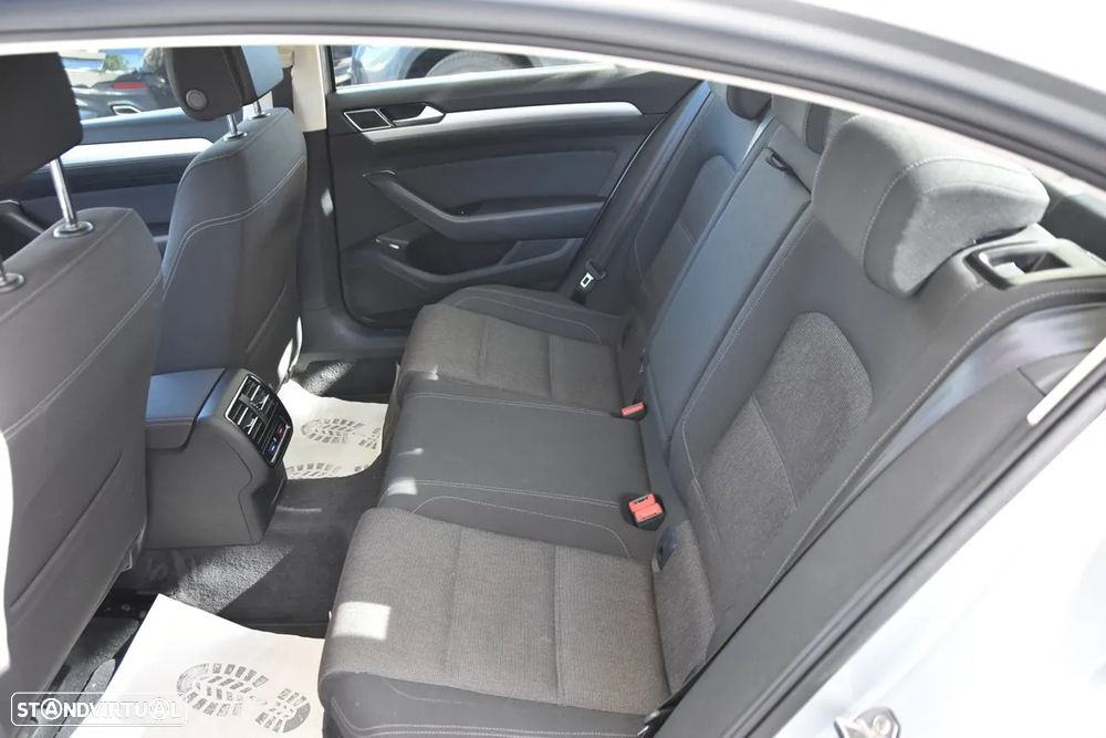 VW Passat 1.6 TDI Confortline - 22