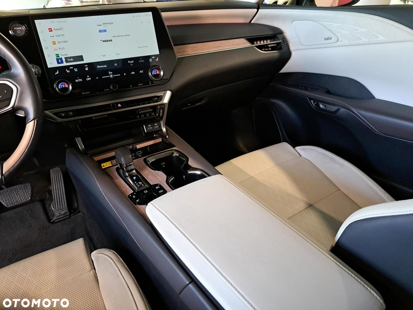 Lexus RX 450h+ Omotenashi - 25