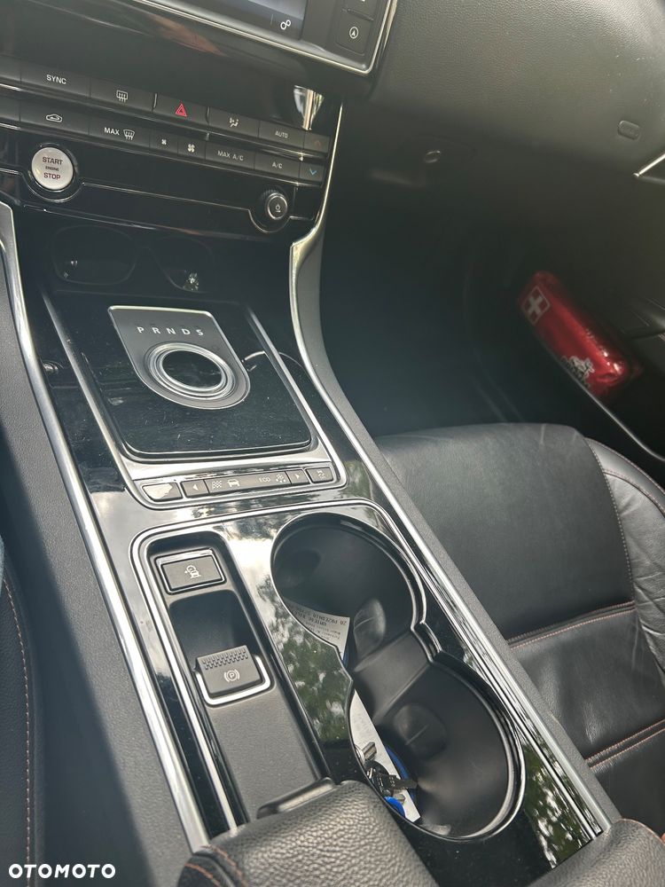 Jaguar XE 2.0 D R-Sport - 13