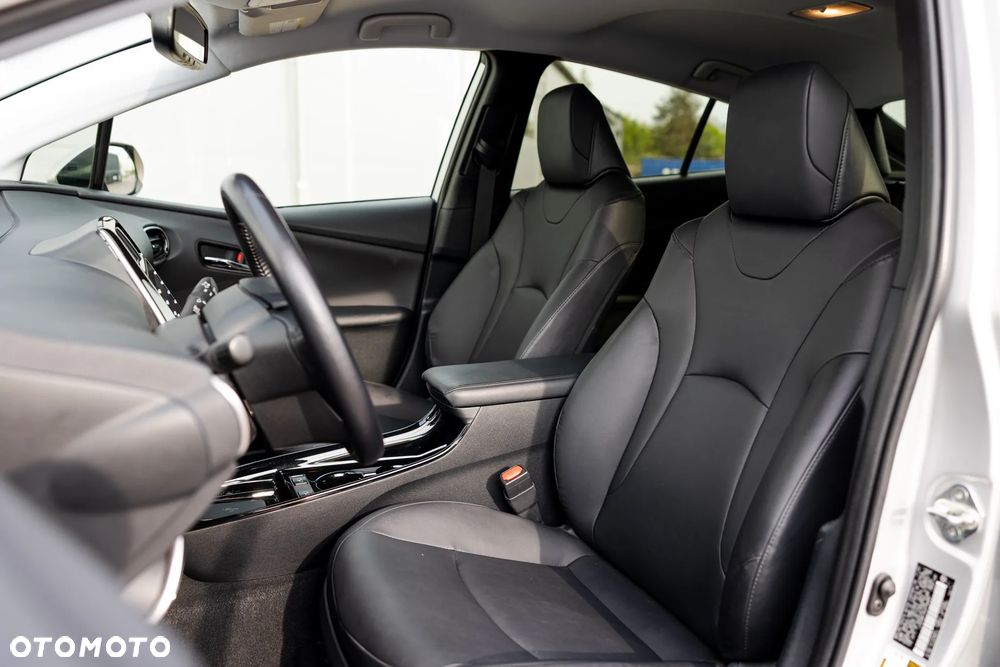 Toyota Prius (Hybrid) Executive - 33