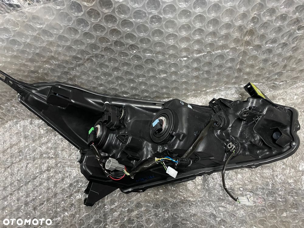 LAMPA LEWA ZWYKŁA CZARNA NISSAN MICRA K14 26060 5FA08 KOITO 100-18728 - 9