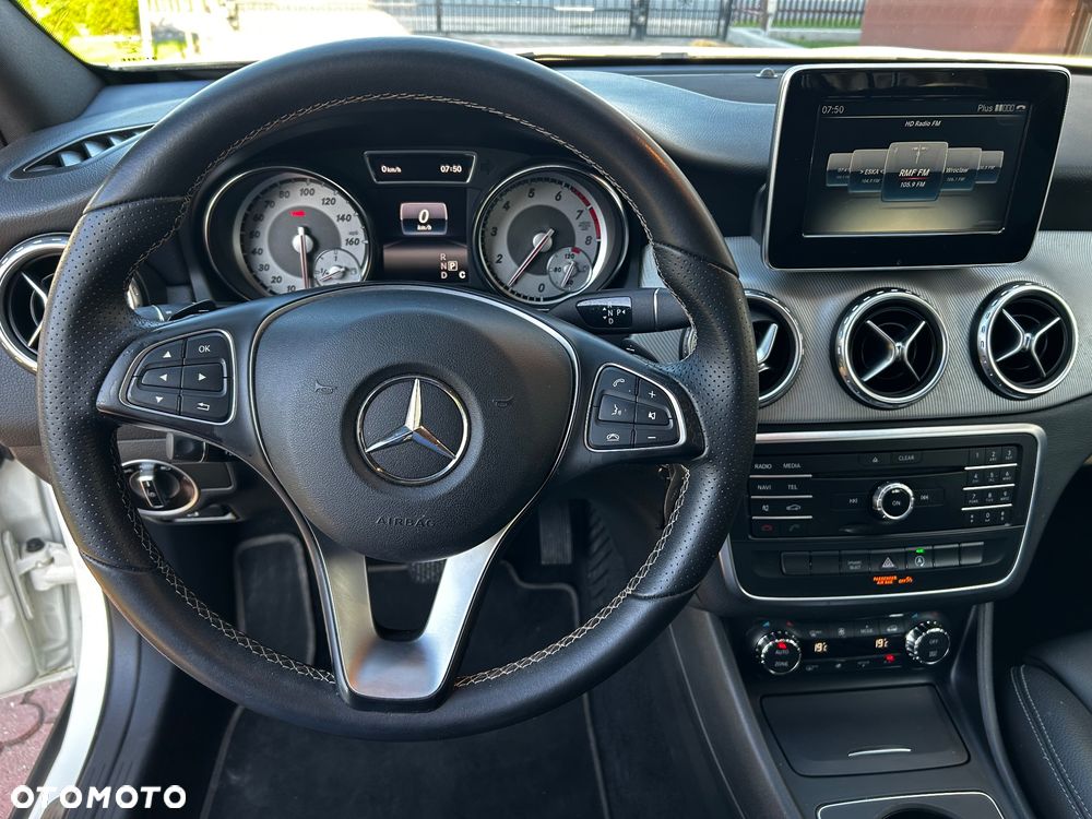 Mercedes-Benz GLA - 8