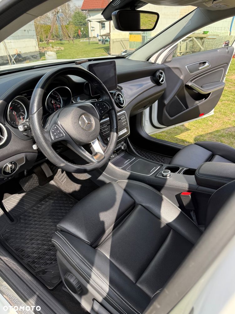 Mercedes-Benz GLA 200 7G-DCT - 12