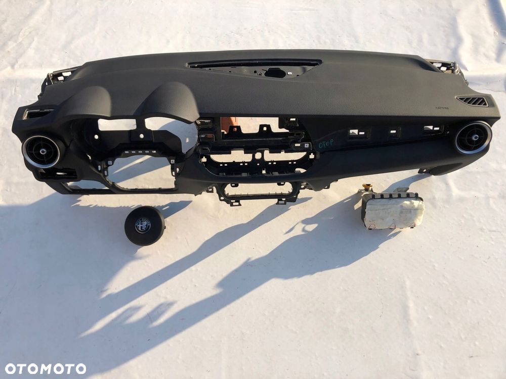 alfa roemo stelvio deska kokpit konsola poduszki - 4