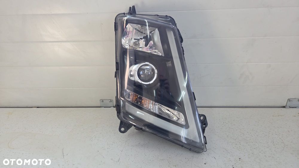 Lampa przednia reflektor xenon czarna Volvo FH4 22054759 - 1