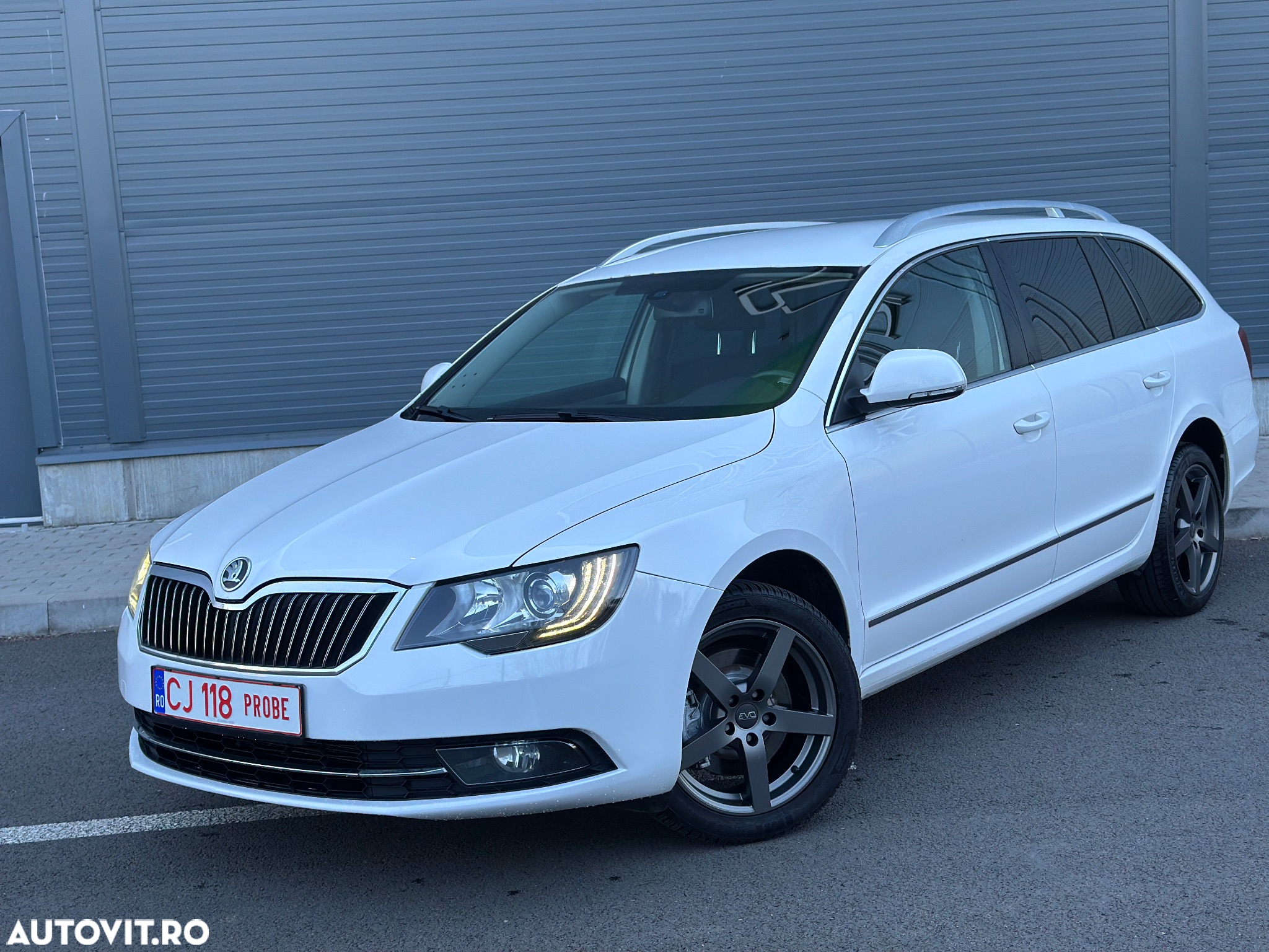 Skoda Superb Combi 2.0 TDI DSG Ambition - 4