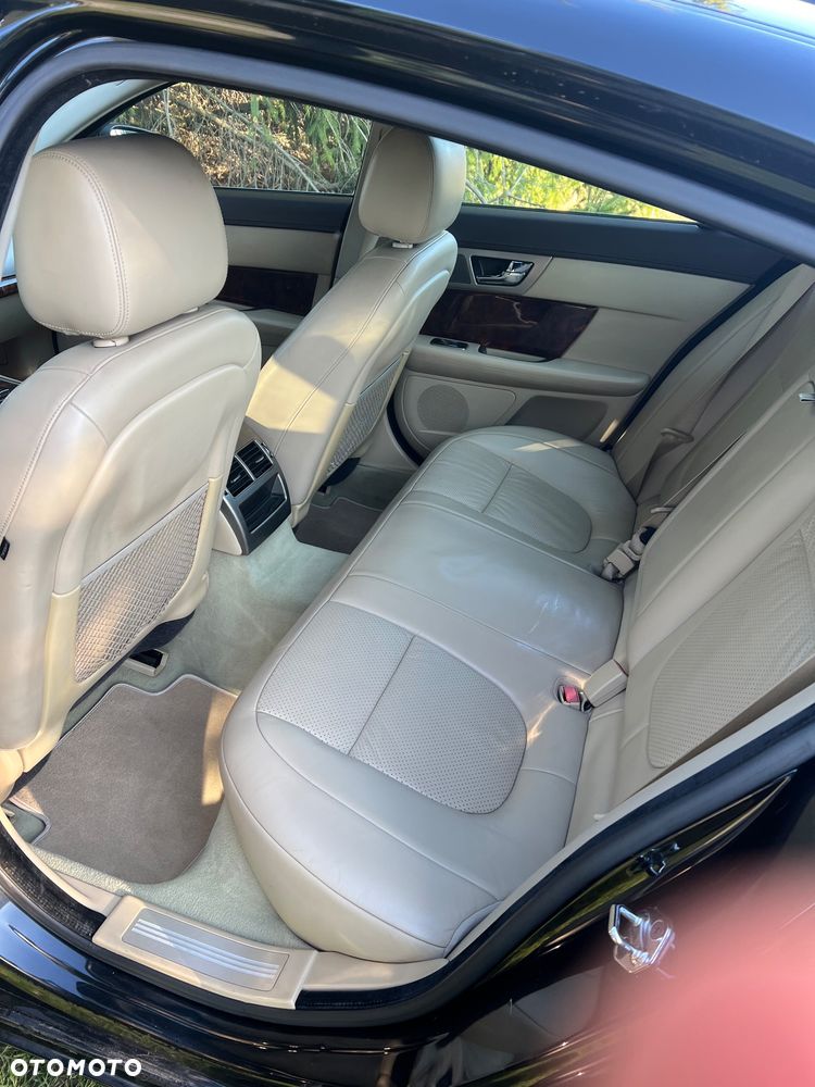 Jaguar XF 2.7 V6 D Luxury - 6