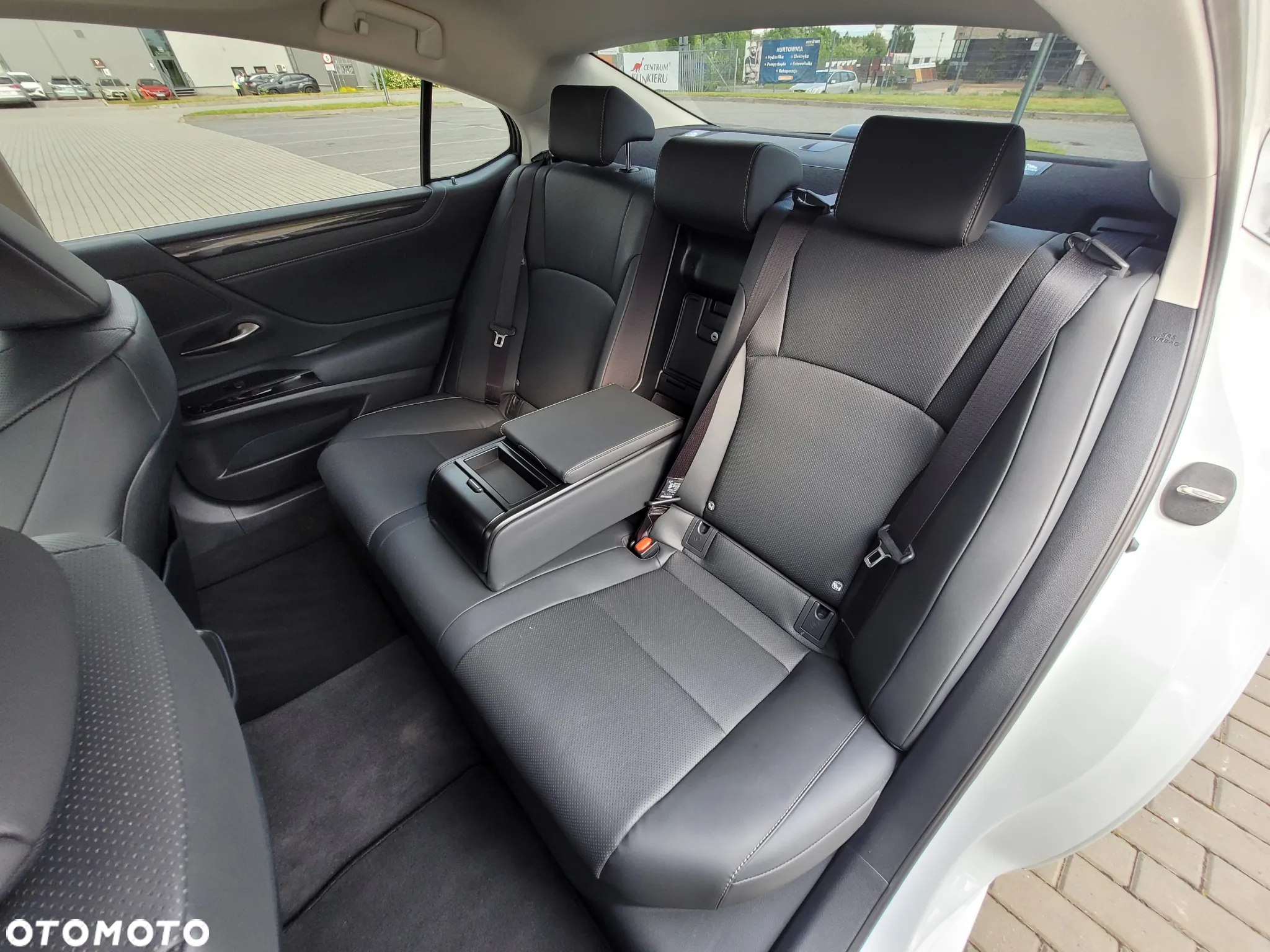 Lexus ES 300h F Sport Design - 10