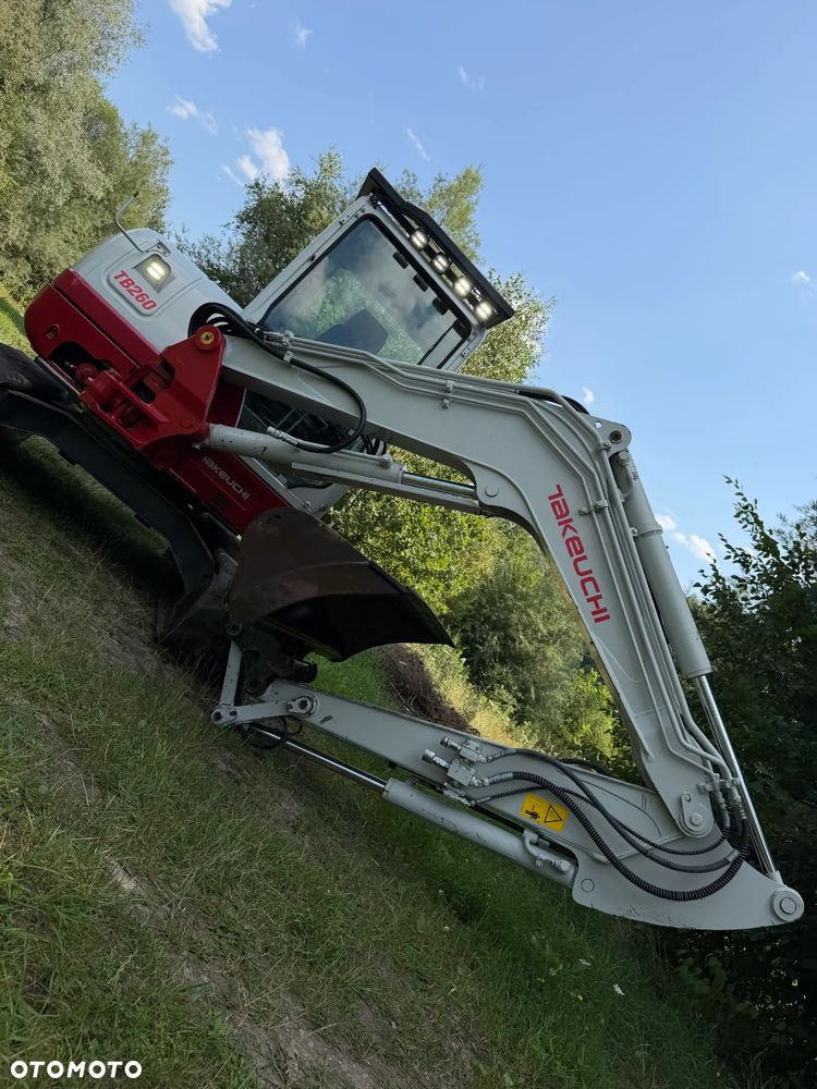 Takeuchi TB 260 Japońska Koparka Gąsienicowa 6 ton. Szybka maszyna i potężna moc. jak Nowa z Salonu 2020 rok. Niski Przebieg-2800mtg. KLIMATYZACJA. Nagłośnienie. Łyżka skarpowa oraz kopiąca. Szybko-złącze hydrauliczne. Yanmar silnik 4 cylindry! Maszyna z Norwegii. ani deka luzów i wycieków! OKAZJA Linia Hydr podwójna. Plus .Długie ramię PLUS. Oświetlenie LED dodatkowe. Zamki na tłokach. Wielka Okazja! Pełne sterowanie z dżojstików!! Aktualna DEKRA! - 2